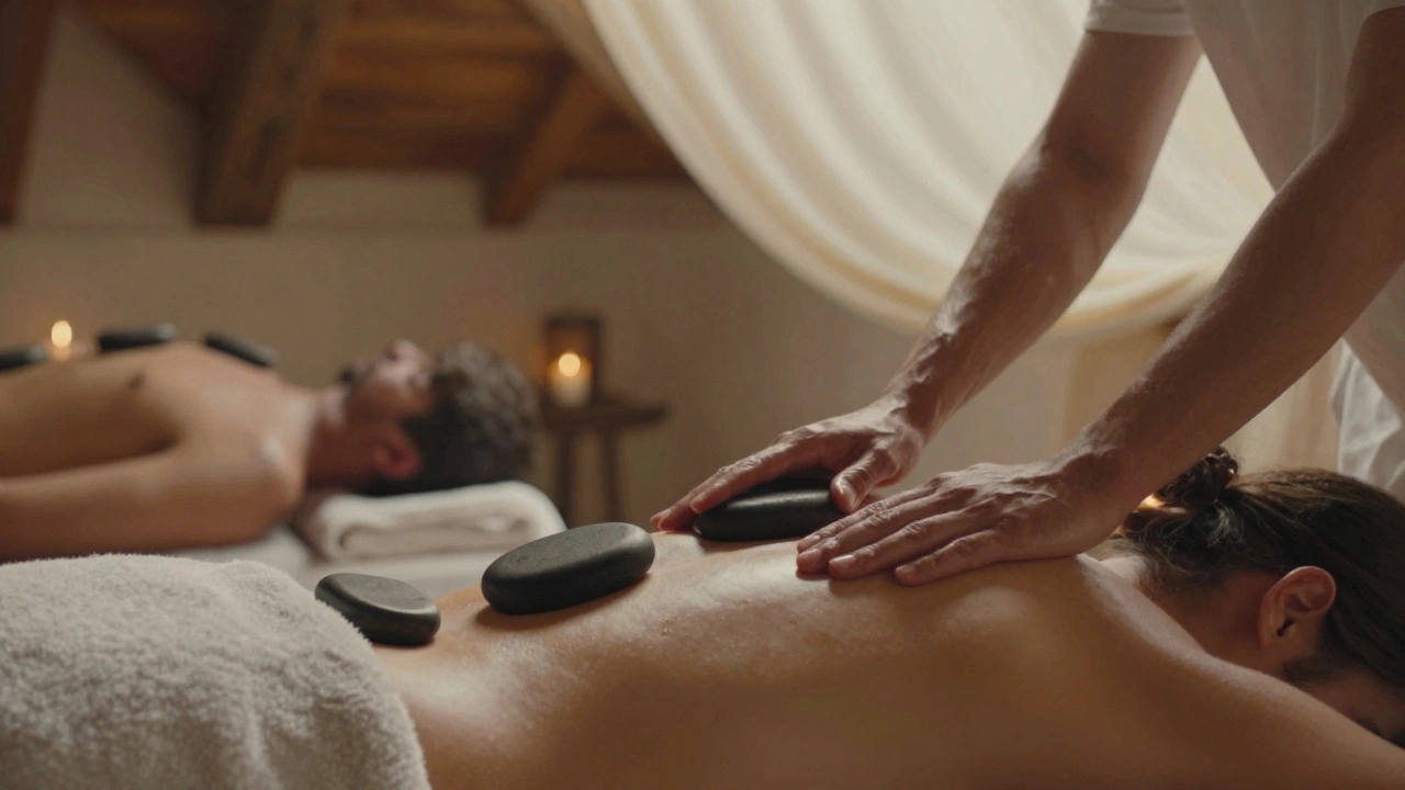 Mains appliquant des pierres chaudes sur le dos d'un couple en massage, ambiance chaleureuse et apaisante.