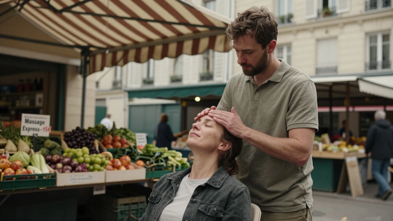 Masseur donne un massage crânien express sur une cliente assise dans un marché de quartier à Paris.