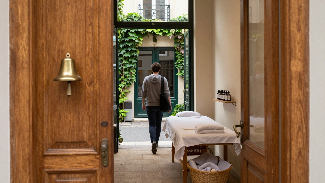 Une porte en bois avec une clochette dans une cour parisienne, menant à un petit salon de massage discret.