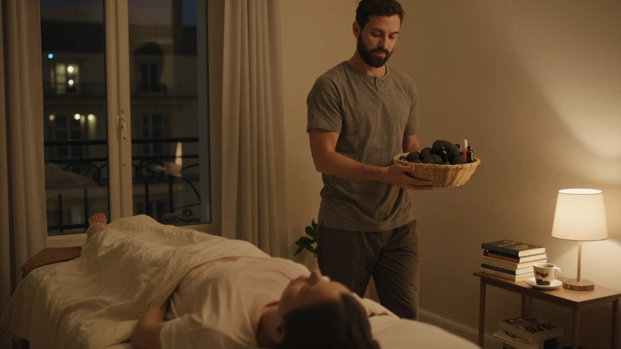 Un masseur apporte des pierres chaudes dans un appartement parisien, au crépuscule, pour un massage à domicile.