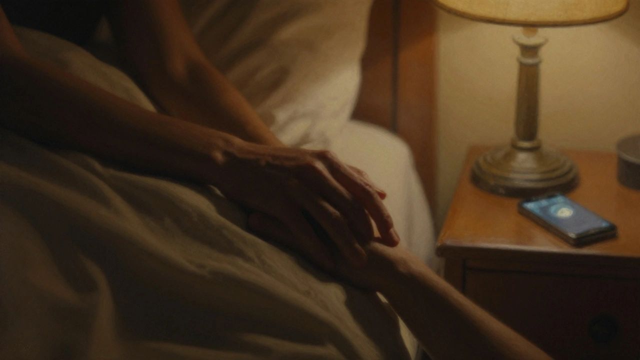 Deux mains se touchant doucement sur une épaule, dans la pénombre d'une chambre, sans autre élément que la couverture.