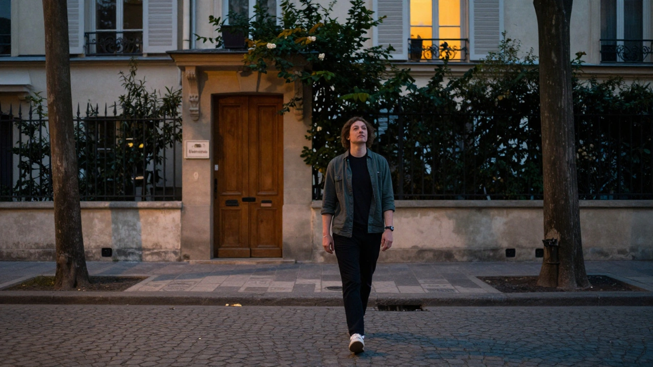Personne marchant lentement dans une rue du 15e arrondissement à la tombée de la nuit, apaisée après un massage.